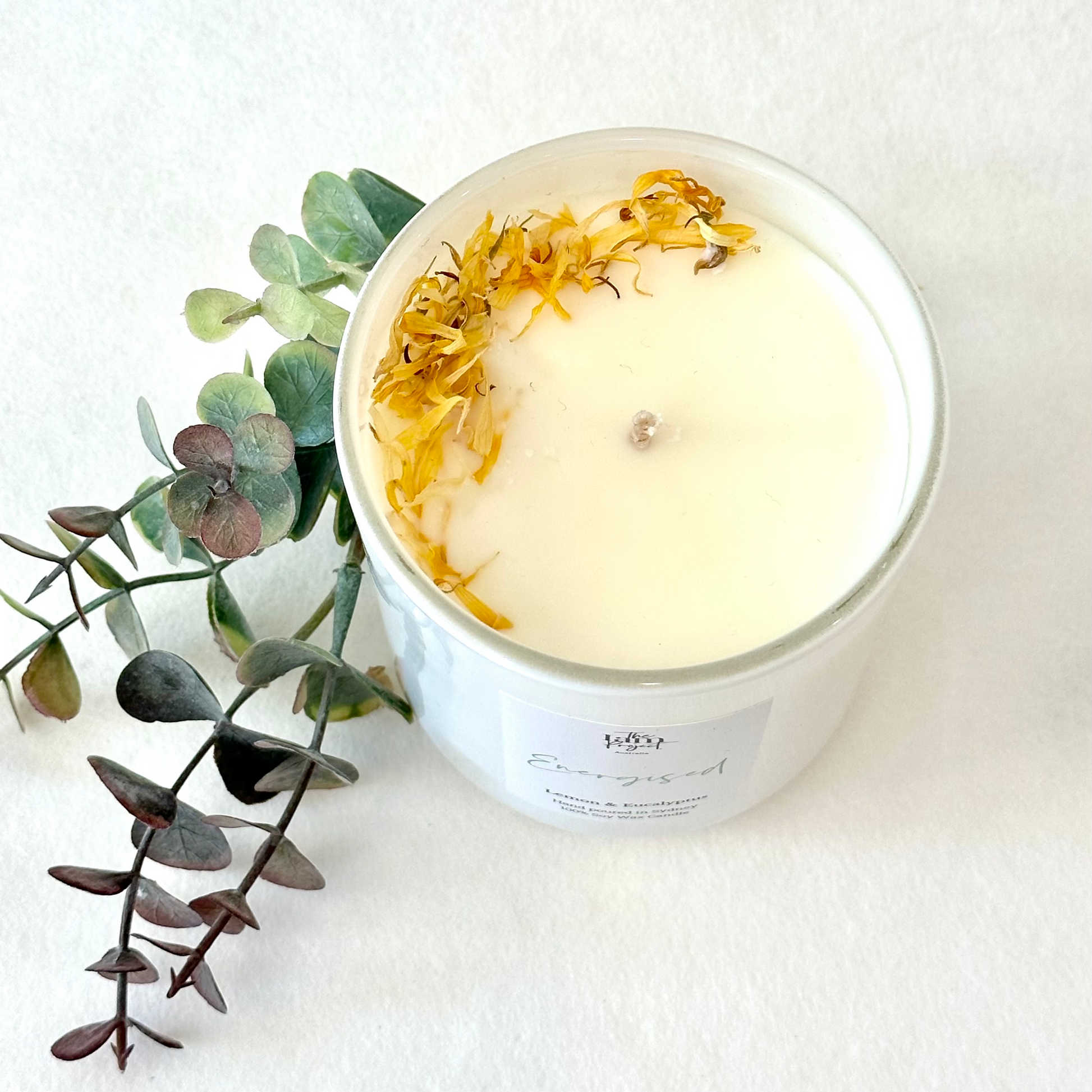 Invigorating Lemon and Eucalyptus Botanical Candle: Aromatic Blend of Zesty Citrus and Refreshing Eucalyptus for a Soothing Ambiance.